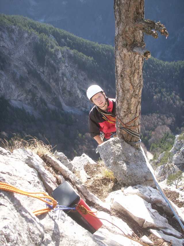 Markus beim Gipfelbuch.jpg
