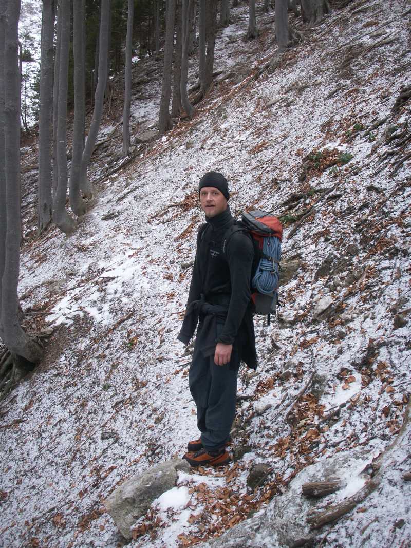 Zustieg über den gefrohrenen Waldboden.jpg