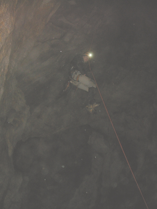 Peter im 115 Meter Schacht beim Jümarn.jpg