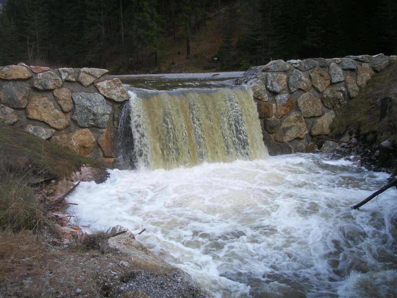 Die Wehranlage bei Hochwasser .jpg
