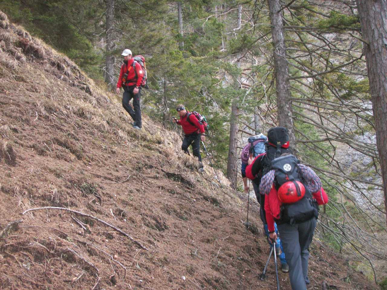 Die Bergretter beim Aufstieg.jpg