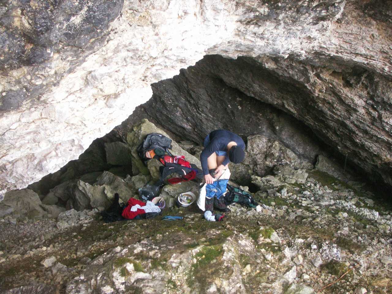 Martin am Höhleneingang beim umziehen .jpg