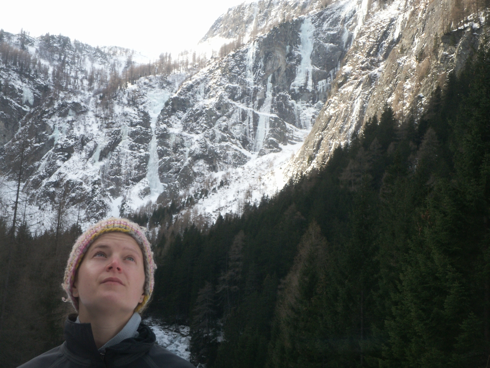 Burnie am Parkpaltz von der Eisarena im Hintergrund der Federweiss.jpg