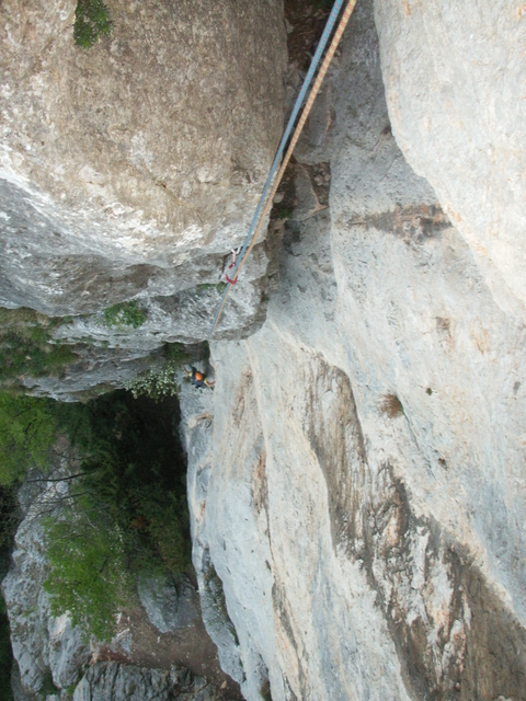 Peter in der vierten Seillänge.JPG