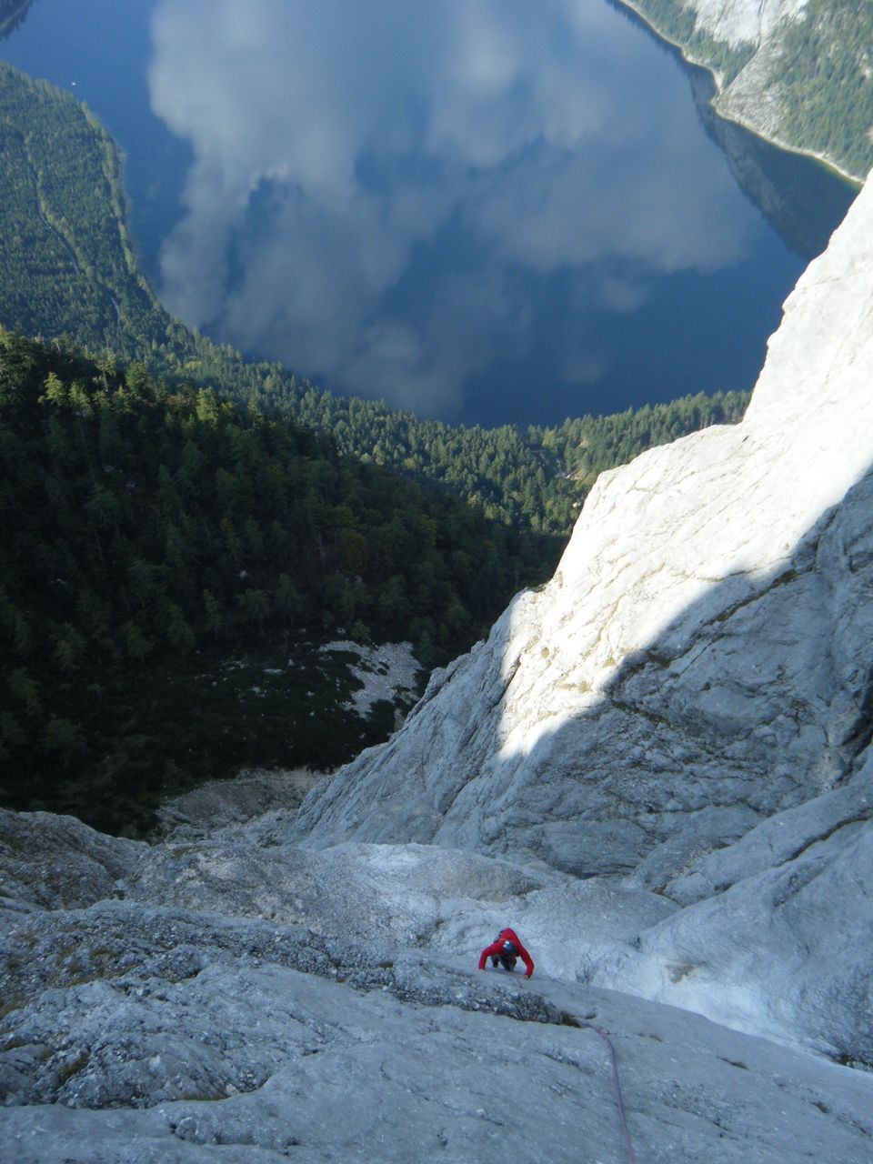Dominik in den ersten Plattenlängen (Hintergrund Altaussersee)
