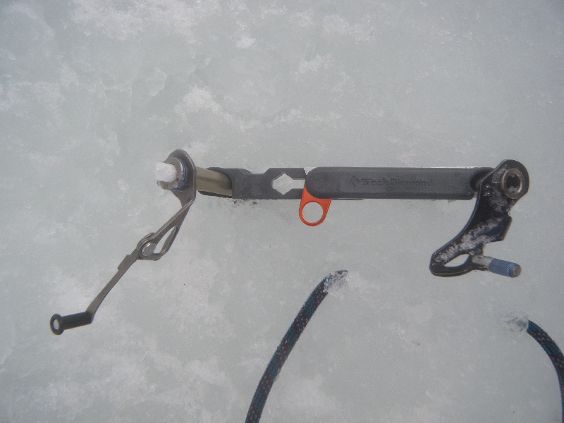 links eine e-climb Schraube, rechts eine von Black Diamond