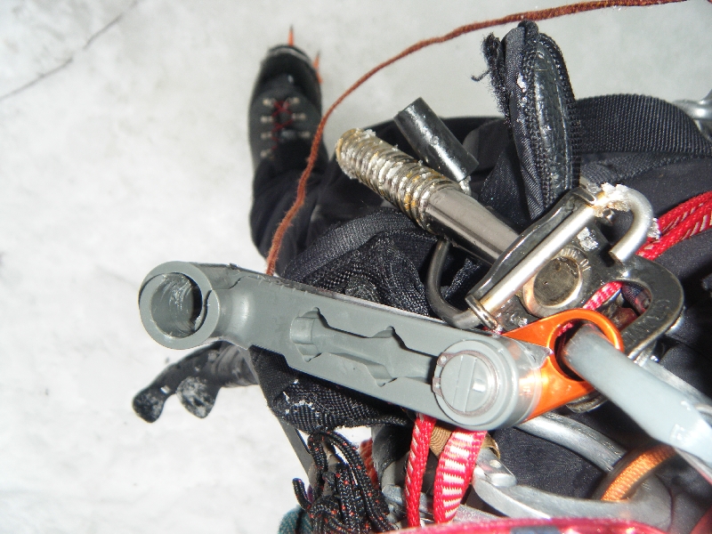 die Lasche ist großzügig und alle Karabiner gehen da problemlos durch